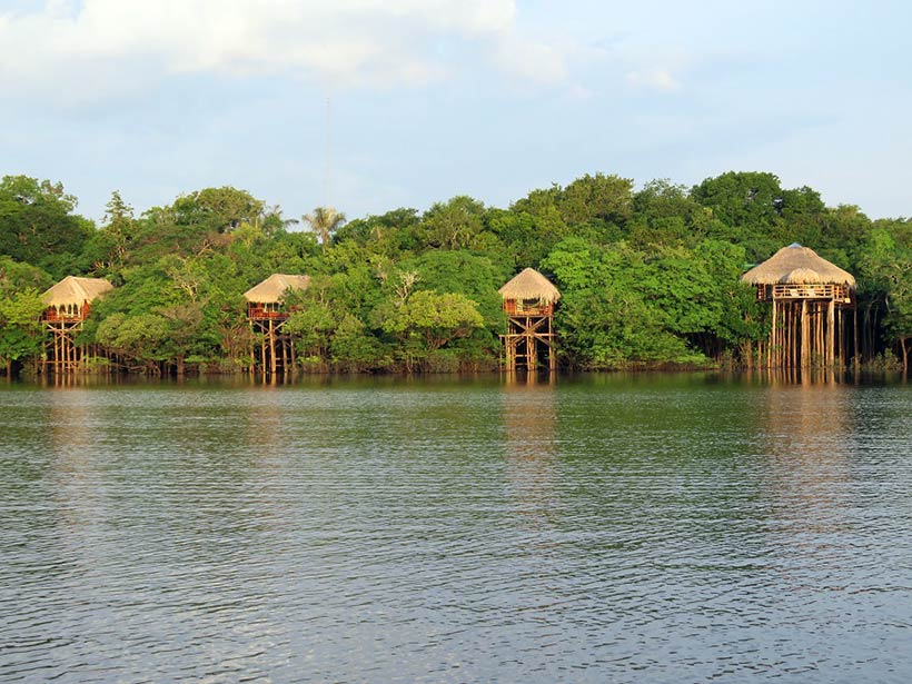 Construção sobre palafitas e vista pro rio Juma
